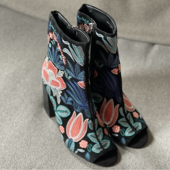Rebecca Minkoff “Billie” Embroidered Open Toe Suede Booties Size 7.5 - Picture 11 of 14